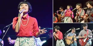White Shoes and Couples Company Tampil Romantis Saat Gerimis