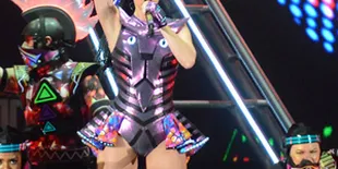 Tata Panggung Ajaib, Katy Perry Memukau Dengan Suasana Primitif