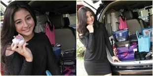 Yuk Intip Barang Bawaan Penyanyi Cantik Margin di Mobilnya