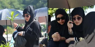 Ziarah ke Makam Keponakan, Ayu Ting Ting Tak Lelah Kuatkan Adik dan Kedua Orang Tuanya