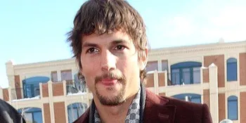 Ashton Kutcher Cedera Telinga