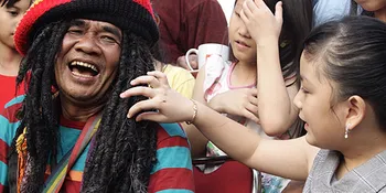 Mbah Surip Bikin Lagu Buat Niquita Juan