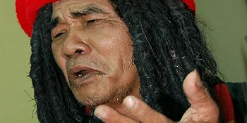 Jenazah Mbah Surip Dimandikan, Warga Berdesakan