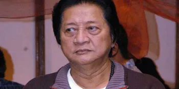 Mantan Mensesneg Moerdiono Melayat ke Kediaman WS Rendra