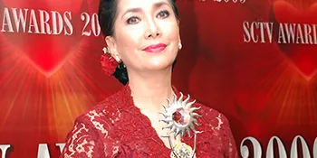 Widyawati Bertabur Penghargaan