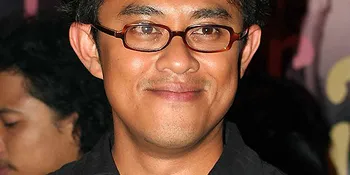 Riri Riza Bawa Karangan Bunga Tanda Duka ke DPR