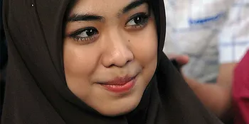 Jilbab, Harga Mati Oki Setiana Dewi