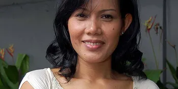 Kebaya Pernikahan Christie Chasslam Tinggal Kenangan