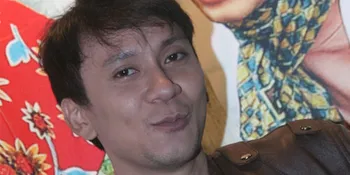 Vincent Rela Menyodok Kotoran Manusia