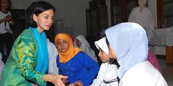 Gaji Pertama Wanda Diberikan Anak Yatim