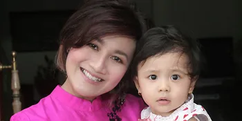 Nini Carlina Bagi Sembako Untuk Tetangga