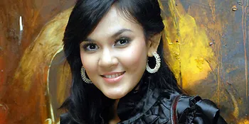 Donna Amelia, Guru Yang Terjun ke Dunia Hiburan