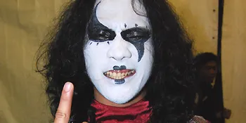 Kuburan Band Lelang Kostum Untuk Korban Gempa Padang