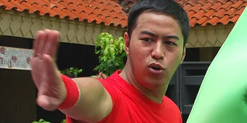 Pandji Pragiwaksono Dikerubuti Anak SD