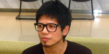 Baim Nangis Saat Gendong Anak Pertama