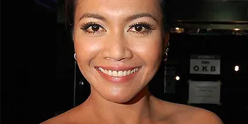 Denada, Foto Sensual Asyik Juga