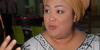 Dewi Hughes Belok ke Dunia Nyanyi