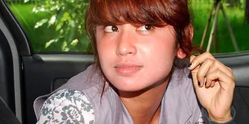 Dewi Perssik Cuek Soal Foto Ciuman Lesbinya