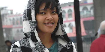 Syuting di Hong Kong, Lola Amaria Salah Kostum