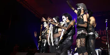 Kuburan Narsis di Atas Panggung