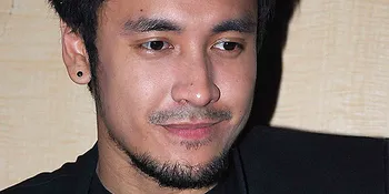 Ello - Julie Estelle Tak Canggung Berdekatan