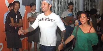 Tora - Mieke 'Go Public' Dengan Gandengan Mesra