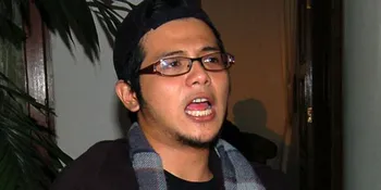 Ramon Tungka Promosi Dengan Foto Bareng