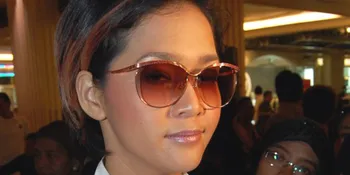 Nonton Sepak Bola Anak, Maia - Dhani Tak Saling Sapa