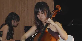 Dari Piano, Lita Liviani Bermain Cello