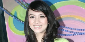 Sambut Natal, Donita Ditinggal Pacar Pulang Kampung