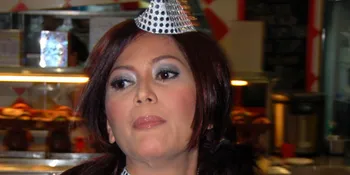 Helsi Herlinda Tiru Gaya Maia Estianty