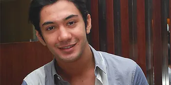 Reza Rahadian Dedikasikan Piala Untuk Ibu dan Adik