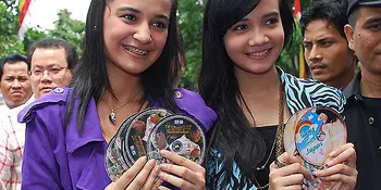 Artis Nagaswara Musnahkan CD Bajakan