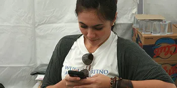 Wulan Guritno Tak Bisa Lepas Dari Gadget