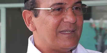 Mark Sungkar Tunjukkan 'Simpanannya' di Puncak