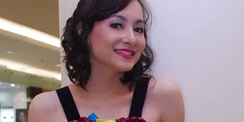 Dewi Rezer Tak Kaku Melenggang Lagi di Catwalk