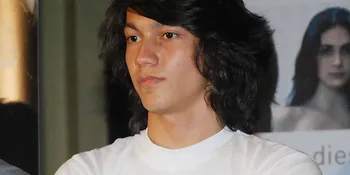 Samuel Zylgwyn Membentuk Dada Dengan Fitness