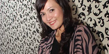 Stefanie Sternitzke: Pikirin Yang Aneh-Aneh Biar Sedih