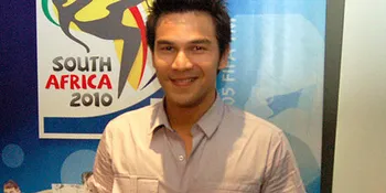 Nonton Bola Bareng Pacar, Jonathan Frizzy Jaim