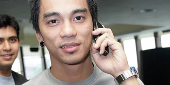 Enda Ungu Disiram di Atas Panggung