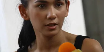 Nova Eliza Kenalkan Yoga Sejak Usia Dini