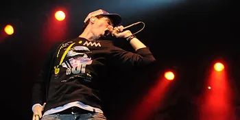 Cobra Starship Tampil Atraktif di Tennis Indoor
