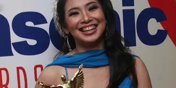 Feny Rose Raih Piala Panasonic Kedua