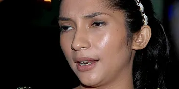 Vira Yuniar Curhat Lewat Puisi