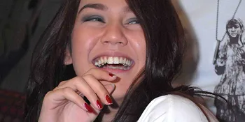 Sissy Priscillia Pasrah Jadi Istri Pembalap