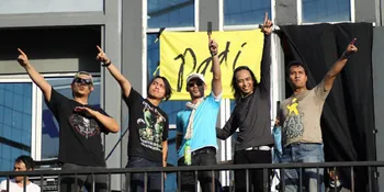 Padi Rayakan Ultah Main di Teras Gedung