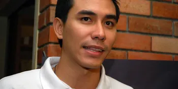 Darius Sinathrya Lelang Sepatu Demi Pemberantasan AIDS