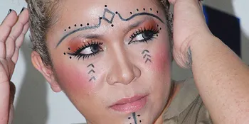 Tampil Unik, Melly Goeslaw Lumuri Rambut Dengan Selai 