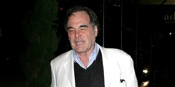 Oliver Stone Garap Serial Televisi