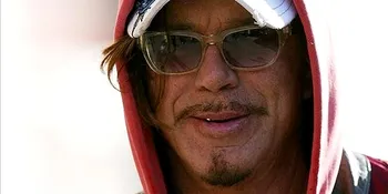 Mickey Rourke Cuma Punya Dua Pacar